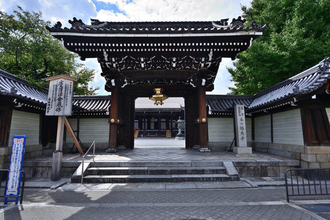 本山佛光寺の御影堂門